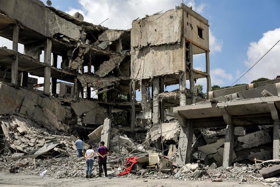Libaneses regresan a sus hogares, colapsados por los bombardeos de Israel, em Nabatiyé, sur de Líbano