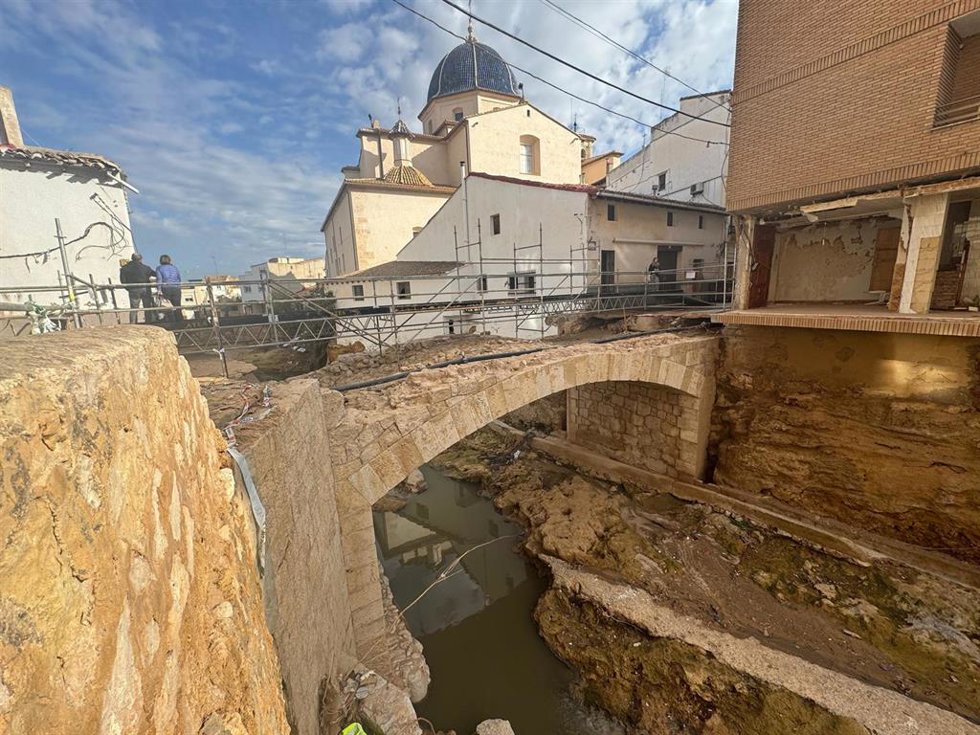 Archivo - Puente en Chiva tras el paso de la dana