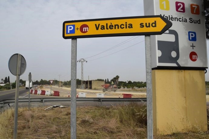 Archivo - Imagen de archivo del acceso a la estación de València Sud de Matrovalencia. 