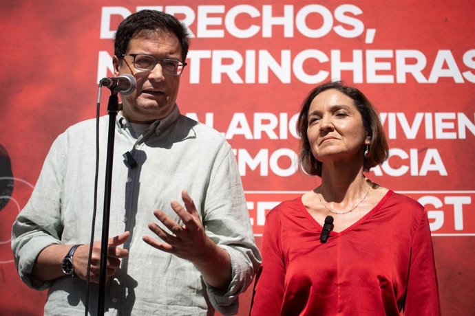 Archivo - El ministro para la Transformación Digital, Óscar López, y la portavoz del PSOE en el Ayuntamiento de Madrid, Reyes Maroto, durante la manifestación por el Día del Trabajador