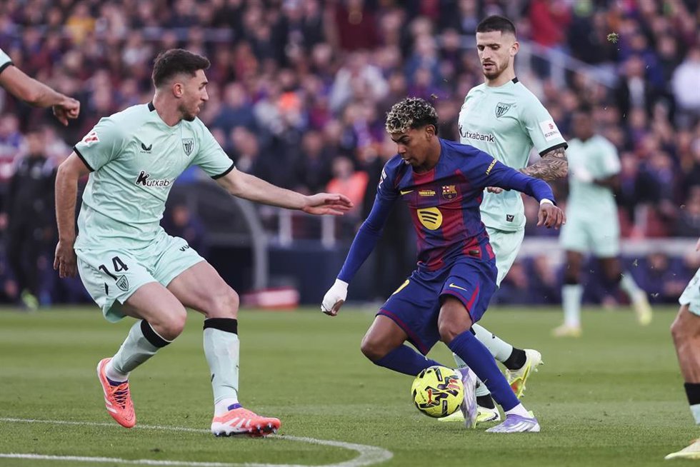 Archivo - Lamine Yamal ante Aymeric Laporte en el FC Barcelona-Athletic Club de LaLiga EA Sports 25-26