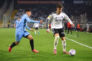 Futbol, Colo Colo vs OÕHiggins Copa Chile 2026. El jugador de Colo Colo Enzo Sosa, derecha, disputa el balon con Felipe Faundez de OÕHiggins durante el partido del Grupo E de Copa Chile realizado en el estadio Monumental de Santiago,