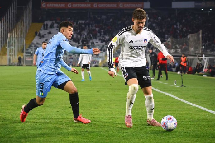 Futbol, Colo Colo vs OÕHiggins Copa Chile 2026. El jugador de Colo Colo Enzo Sosa, derecha, disputa el balon con Felipe Faundez de OÕHiggins durante el partido del Grupo E de Copa Chile realizado en el estadio Monumental de Santiago,