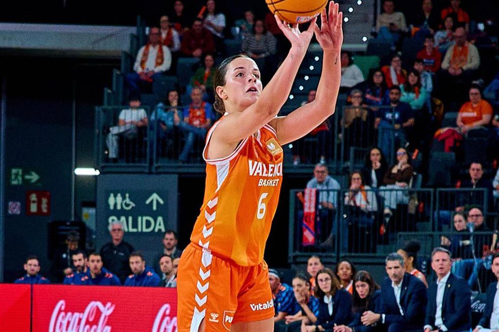 Archivo - Elena Buenavida con Valencia Basket