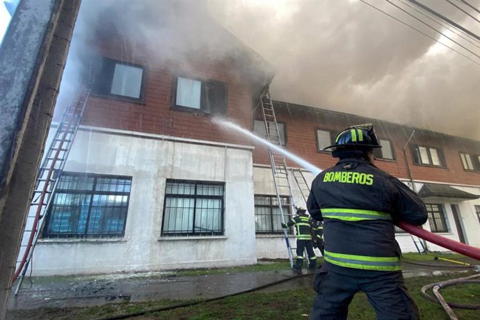 Osorno, 30 de junio de 2026. Bomberos trabaja en un incendio estructural que afecta al Regimiento Arauco Destacamento de Montana N°9, que esta ubicado en la interseccion de la calle O’Higgins con Barros Arana.  Berbardo Arriagada/Aton Chile