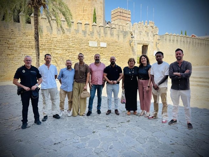 El alcalde de El Puerto de Santa María (Cádiz), Germán Beardo, junto al teniente de alcalde de Comercio y Hostelería, David Calleja, en la presentación oficial de la Asociación de Hosteleros y Empresarios del Casco Histórico de El Puerto de Santa María.