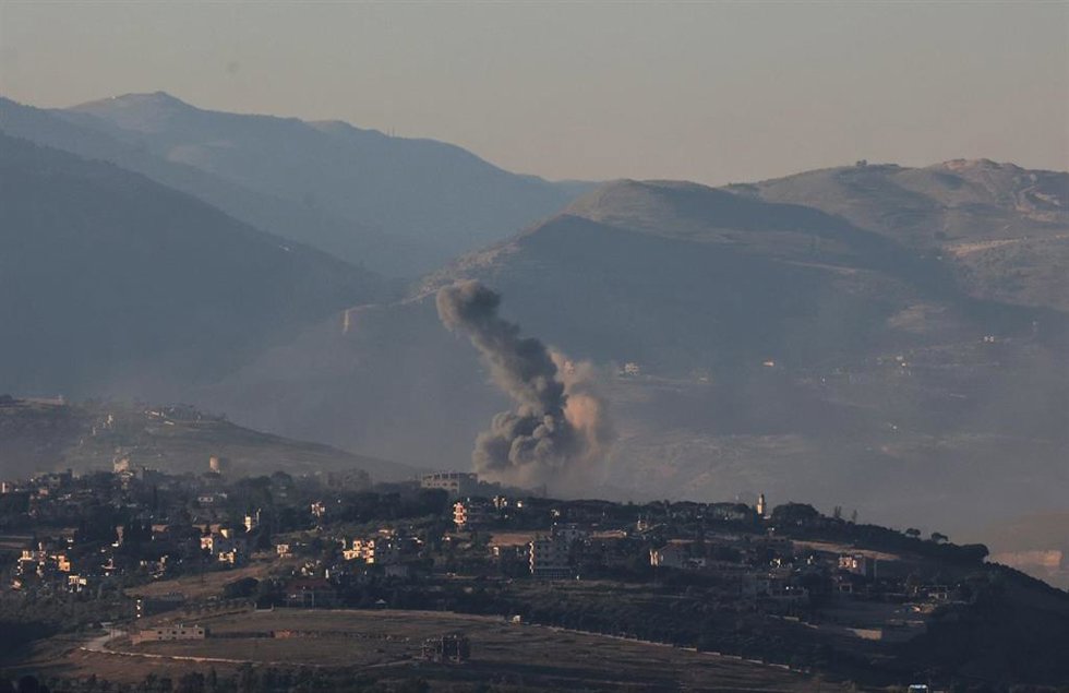 Columnas de humo en una localidad del sur de Líbano tras un ataque de Israel