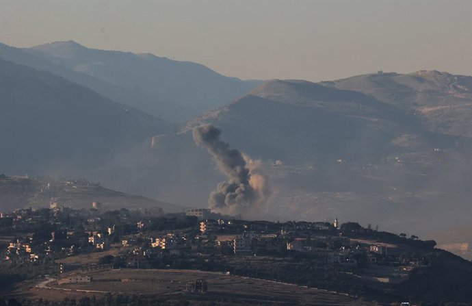 JERUSALÉM, 1º de junho de 2026  -- Fumaça sobe de um local no sul do Líbano após um ataque militar israelense, vista do norte de Israel, em 31 de maio de 2026. O primeiro-ministro israelense, Benjamin Netanyahu, afirmou em uma declaração gravada em vídeo 