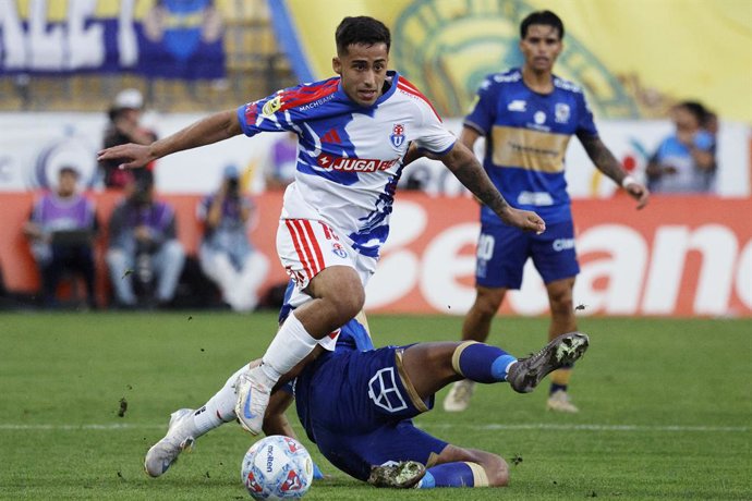 Futbol, Everton vs Universidad de Chile. Fecha 10, campeonato nacional 2026. El jugador de Universidad de Chile  Lucas Assadi controla la pelota durante el partido de primera division realizado en el estadio Sausalito de Vina del Mar,