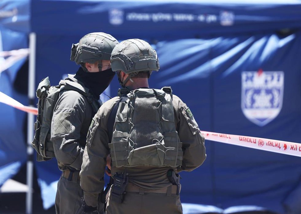 Archivo - Personal de seguridad israelí en el centro del país