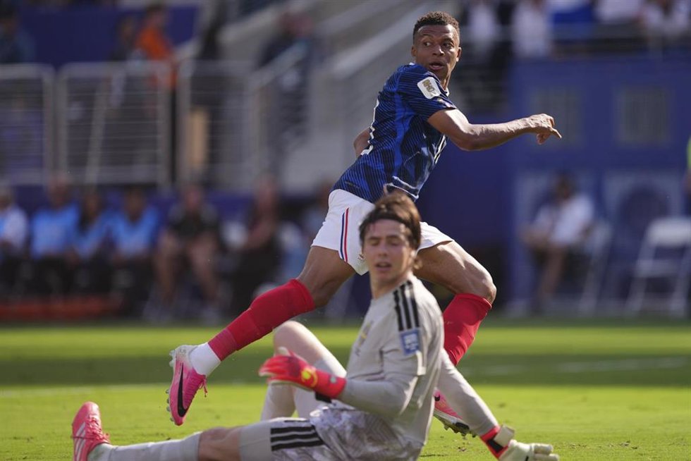 El delantero francés Kylian Mbappé en una acción en el duelo ante Suecia en los dieciseisavos de final del Mundial 2026.