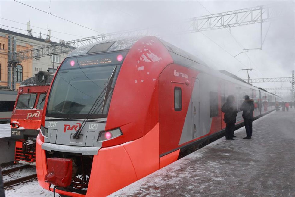 Archivo - Un tren de alta velocidad Lastochka en la estación de tren de Finliandski, en San Petersburgo, uno de los lugares próximos a la frontera occidental de Rusia donde el Kremlin ha decidido cerrar temporalmente puestos de control