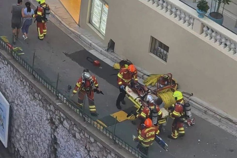 Personal de Bomberos de Mónaco asiste en la evacuación de heridos tras un ataque con explosivos que ha dejado heridos a tres ucranianos, en una imagen difundida en redes por la Embajada de Ucrania en Francia
