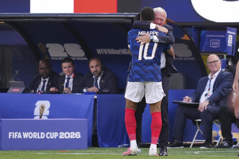 Kylian Mbappé y Didier Deschamps abrazándose tras el primer gol del delantero francés ante Suecia.