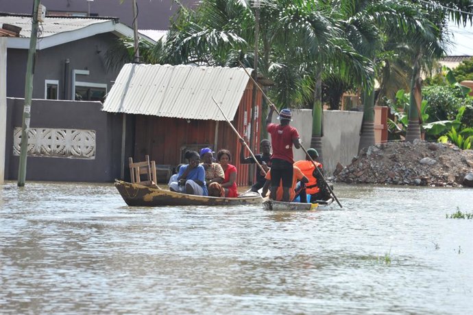 Archivo - ACCRA, Oct. 6, 2022  -- People travel in canoes in a flooded area in Accra, Ghana, on Oct. 5, 2022. Thousands of residents of the southwestern part of Accra, the Ghanaian capital, have been displaced due to the spillage of the Weija Dam. The spi