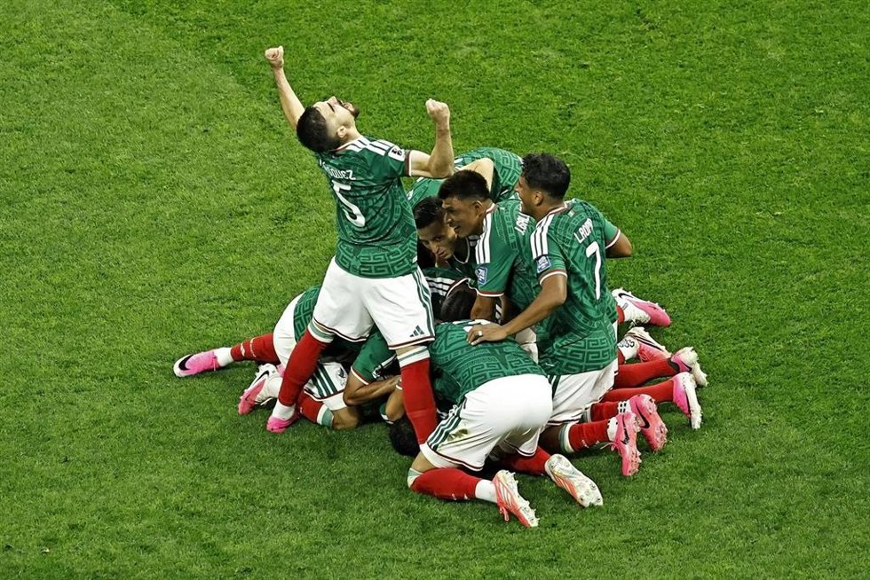 Los jugadores mexicanos celebrando el segundo gol de México ante Ecuador.