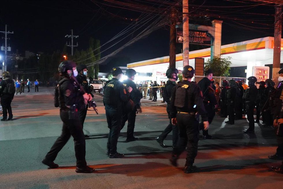 Archivo - Fuerzas de seguridad filipinas desplegadas en ciudad Quezon, cerca de Manila