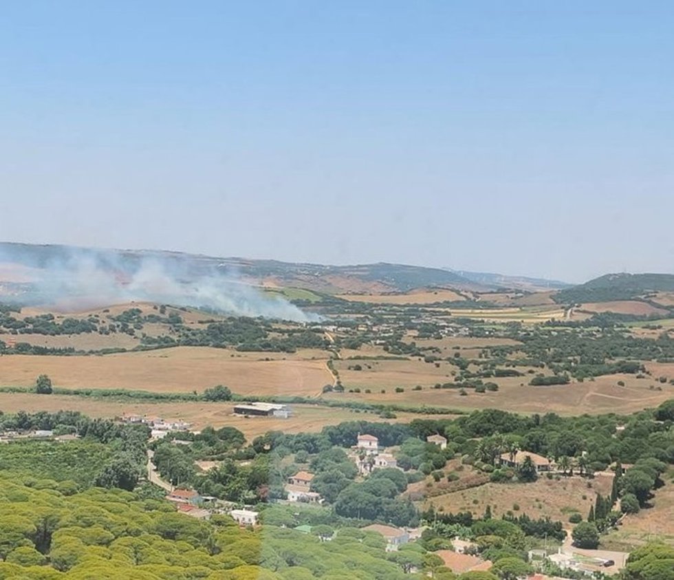 Humo procendente del incendio declarado en el paraje Paternilla en Barbate (Cádiz)