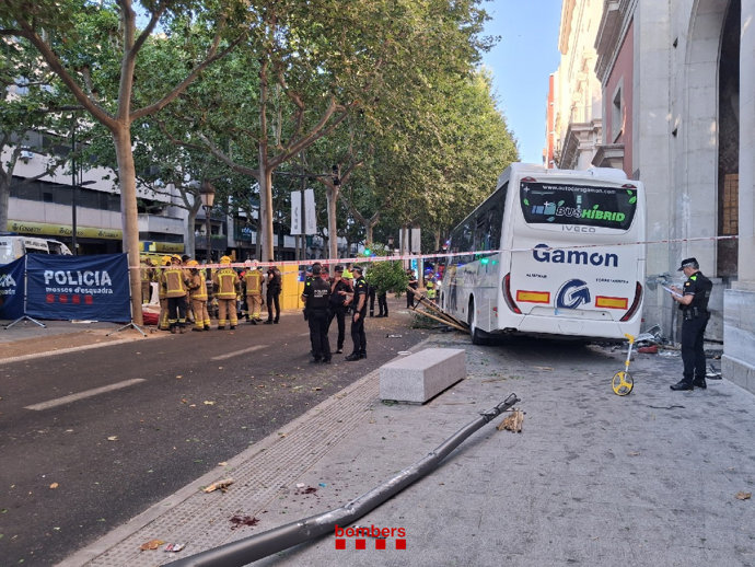 Autocar accidentado en la Rambla Ferran de Lleida este miércoles