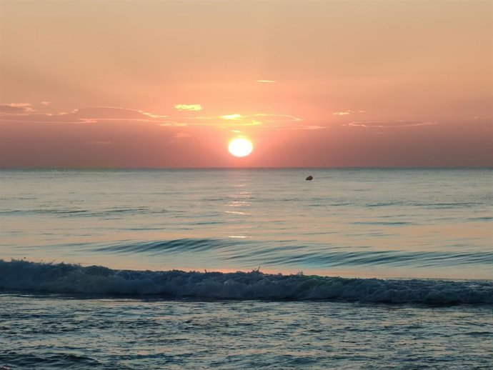Archivo - Amanecer en la playa de Canet d'en Berenguer (Valencia)