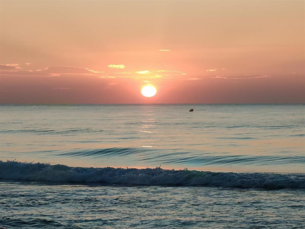 Archivo - Amanecer en la playa de Canet d'en Berenguer (Valencia)
