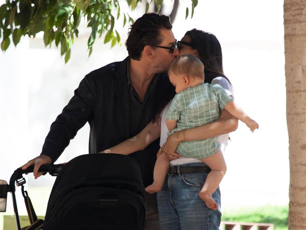 Jonathan Andic con su mujer, la influencer Paula Nata, y su hijo, sus grandes apoyos en estos duros momentos