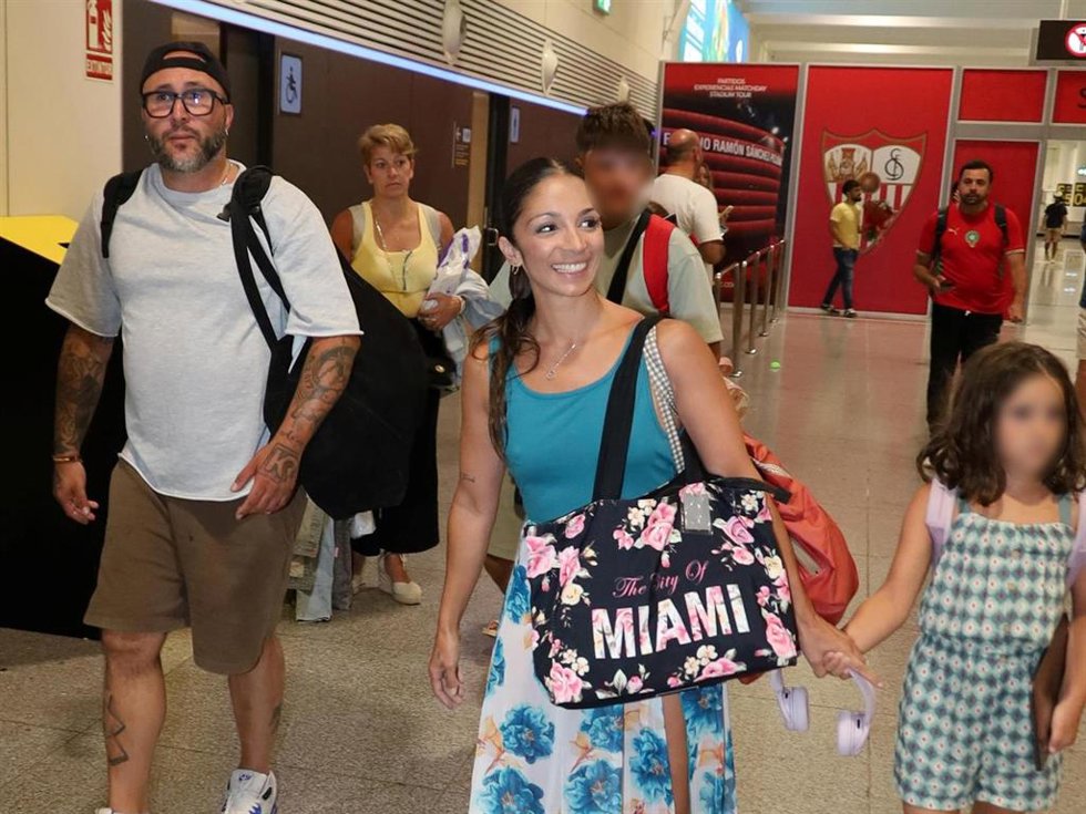 Kiko Rivera, a su regreso de Canarias tras visitar a Isabel Pantoja con Lola García y sus tres hijos
