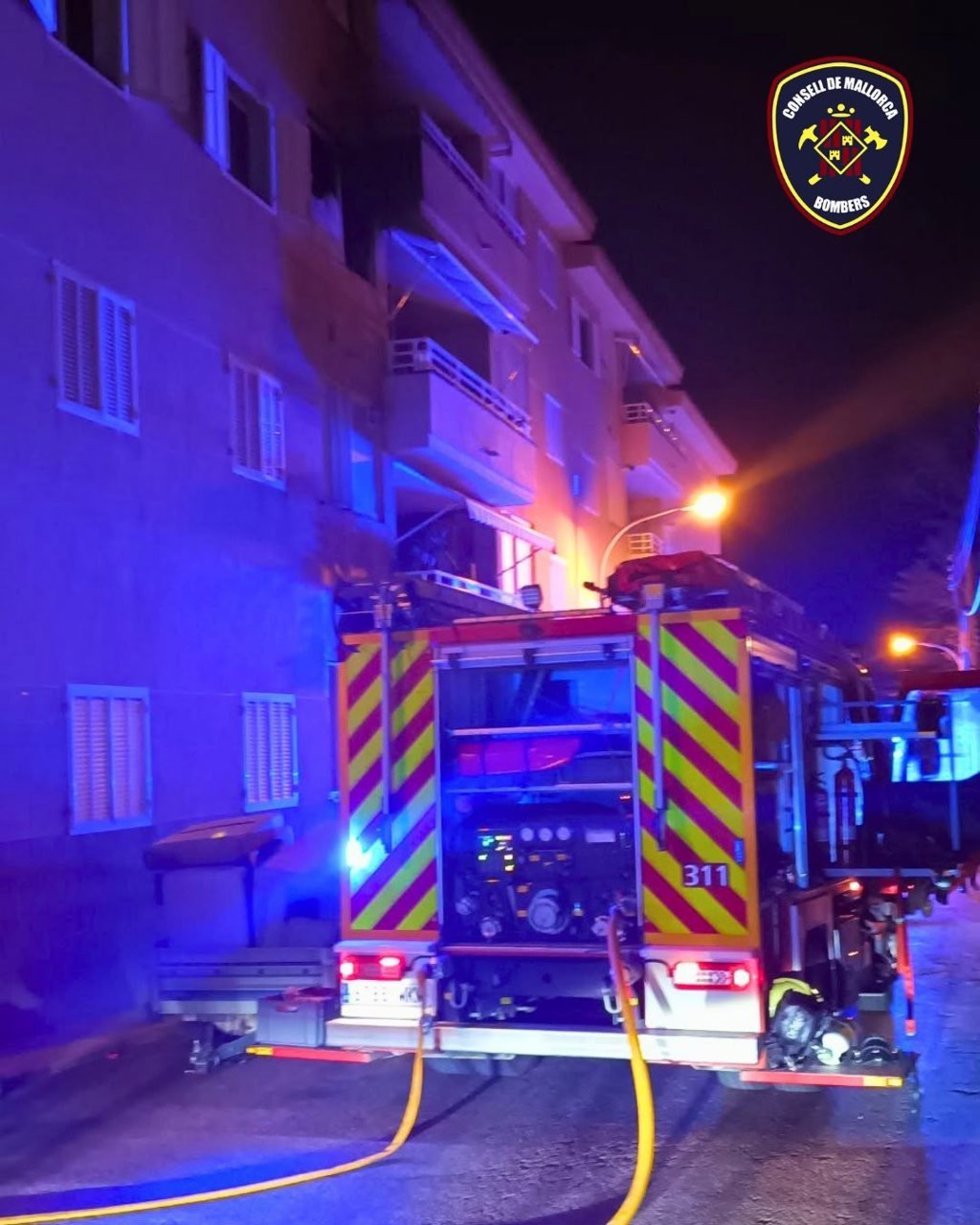 Dos guardias civiles fuera de servicio rescatan a un hombre en el incendio de una vivienda en Cala Rajada.