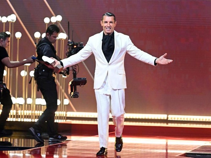 Jesús Vázquez luce a sus 60 años el esmoquin blanco más impecable en los Premios Academia de la Moda Española
