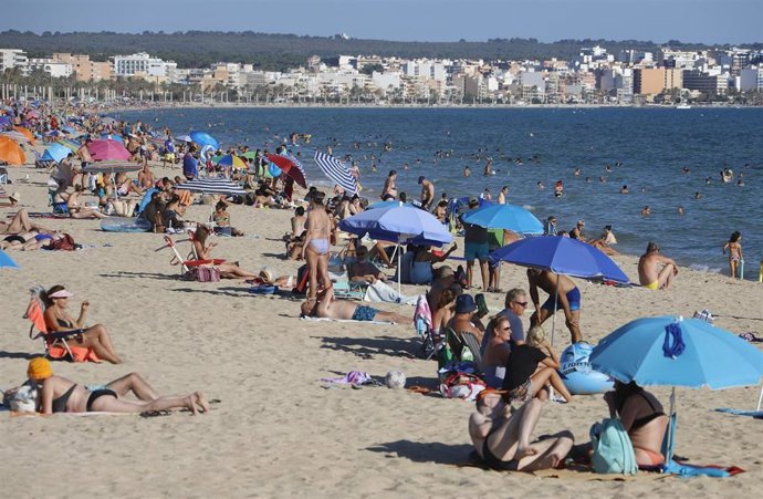 Archivo - Bañistas en una playa, en Palma.