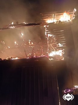 Un incendio calcina parte de una vivienda en Piloña sin causar heridos