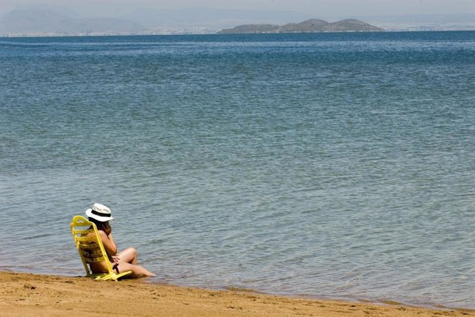 La calidad del agua en la playa de Mar de Cristal (Cartagena) vuelve a ser apta para el baño (Imagen de archivo)