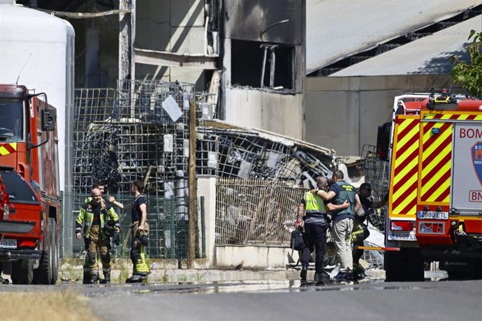 Imagen del  incendio de una nave ubicada en un poligono industrial de Cehegin mientras los servicios de emergencias trabajaban, este martes, en la zona
