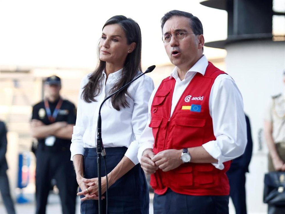 La Reina Letizia y José Manuel Albares han despedido al equipo de emergencias médicas que viaja a Venezuela para colaborar en las labores de rescate
