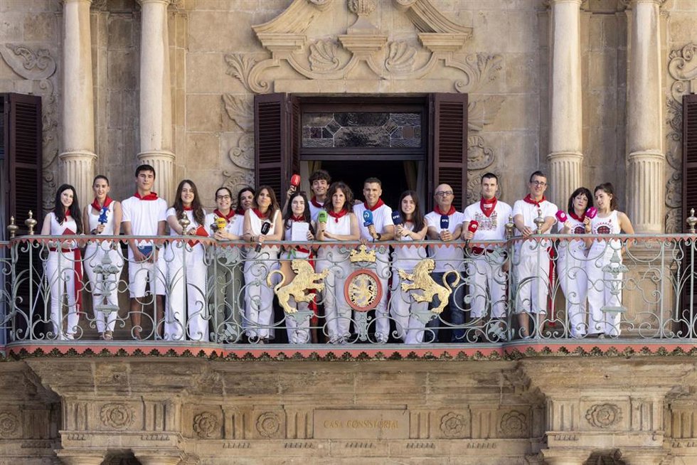 Fotogradía conjunta de los medios de comunicación de Navarra como muestra de su adhesión a la estrategia 'Pamplona libre de Agresiones Sexistas'