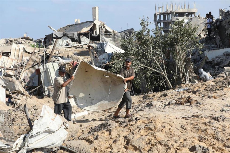 Palestinos comprueban los daños causados por un ataque lanzado el 30 de junio de 2026 por el Ejército de Israel contra Beit Lahia, en el norte de la Franja de Gaza, a pesar del alto el fuego pactado en octubre de 2025 (archivo)