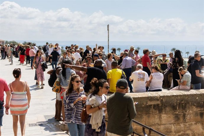 Archivo - Varios turistas en las inmediaciones de la catedral de Palma de Mallorca, a 16 de abril de 2024, en Palma de Mallorca, Mallorca, Baleares (España).