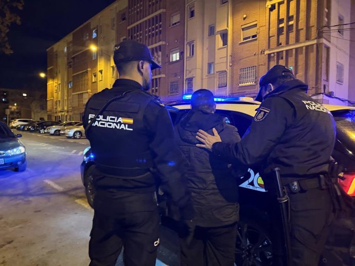 Archivo - Imagen de archivo de la Policía Nacional durante la detención de un sospechoso