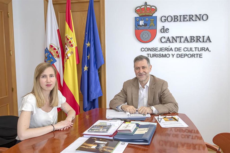 El consejero de Cultura, Turismo y Deporte, Luis Martínez Abad, recibe a Julia Olmo, directora del Festival de Cine de Santander