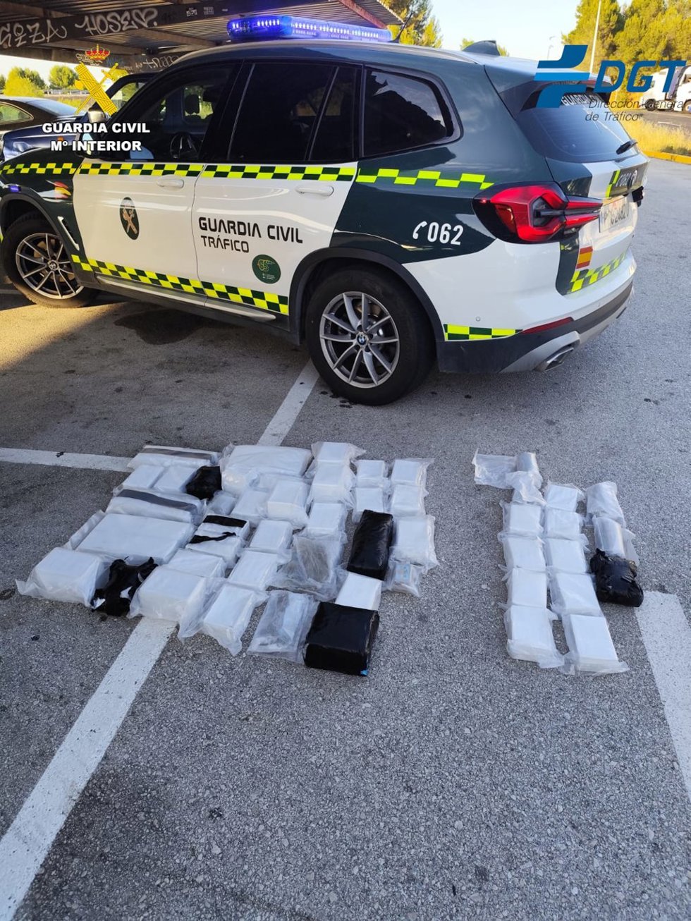 Detenido el conductor de un turismo que transportaba ocultos 36,5 kilos de hachís