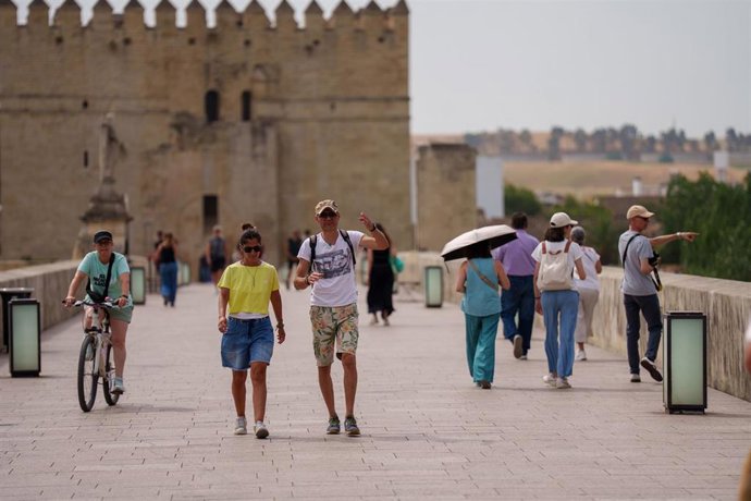 Turistas visitan la capital cordobesa encontrándose bajo aviso rojo por calor con máximas de 44º. A 23 de junio de 2026 en Córdoba (Andalucía, España). 
