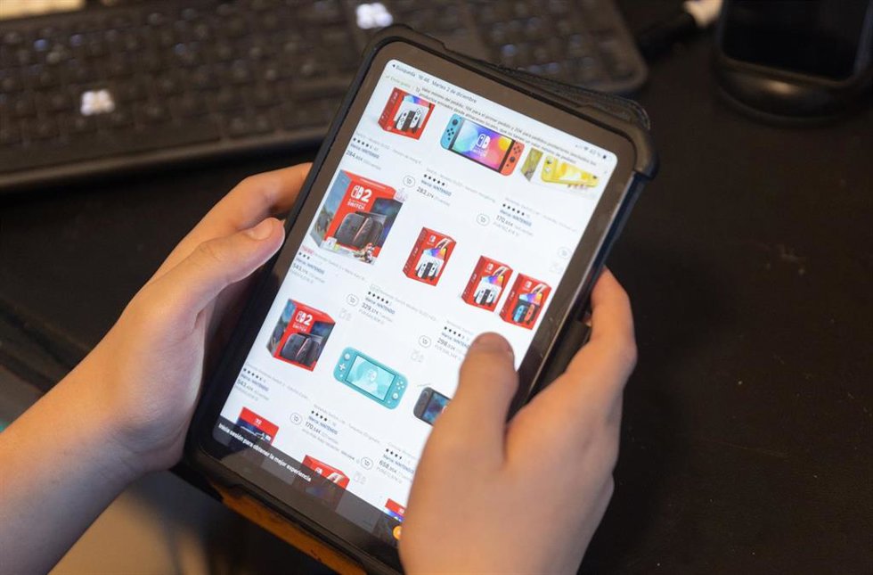 Archivo - Una persona realiza una búsqueda en Aliexpress