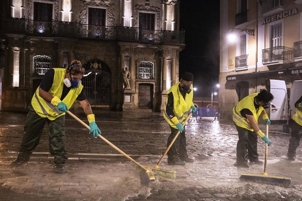 Archivo - Aplicación de líquido antideslizante en el recorrido del encierro.