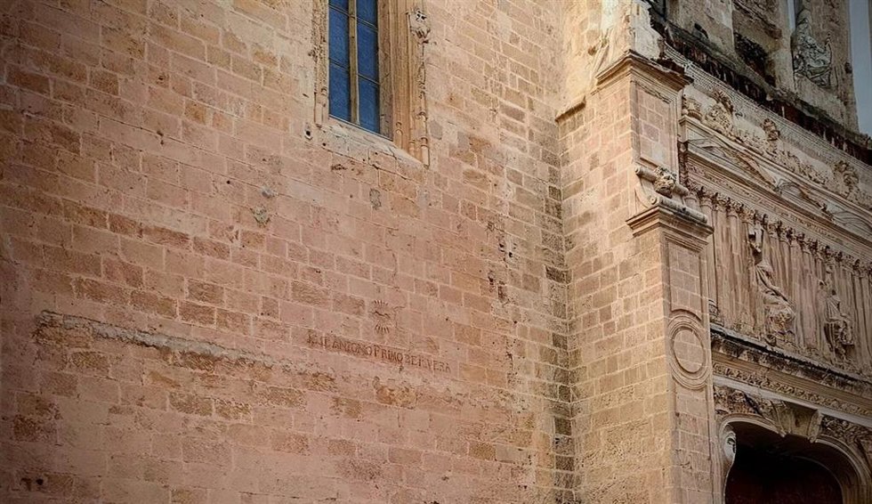 Archivo - Inscripción de José Antonio Primo de Rivera en la fachada de la Catedral de Almería.