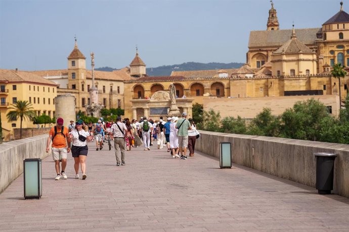 Turistas visitan la capital cordobesa encontrándose bajo aviso rojo por calor con máximas de 44º. A 23 de junio de 2026 en Córdoba (Andalucía, España).
