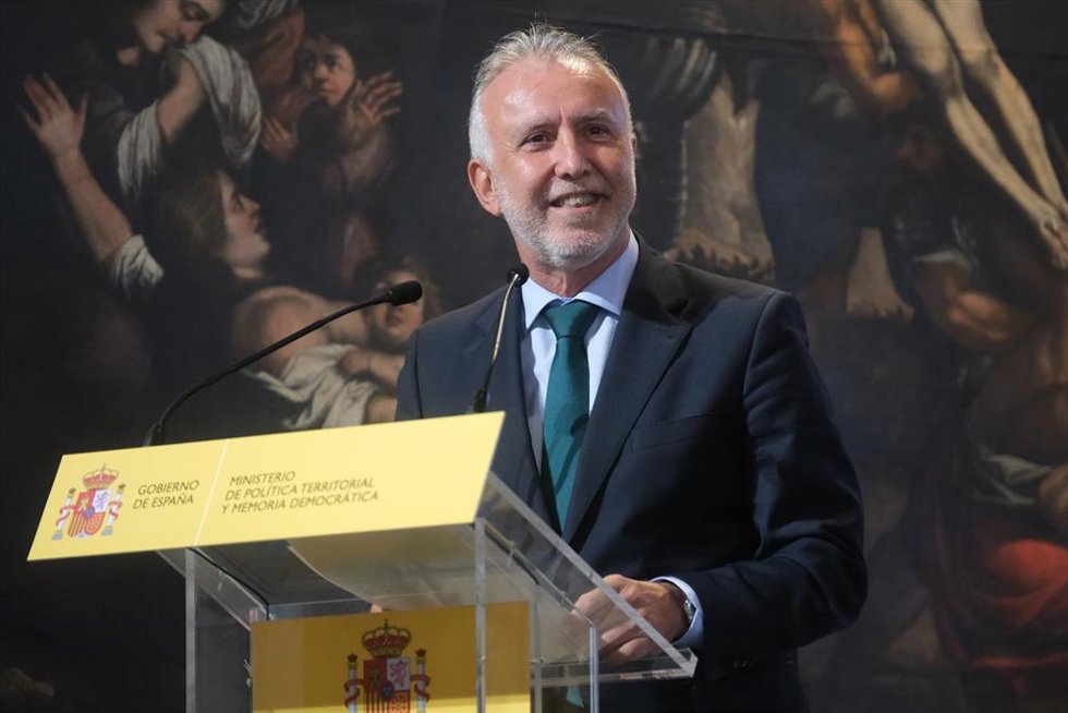 El ministro de Política Territorial y Memoria Democrática, Ángel Víctor Torres, interviene durante la celebración del acto de entrega de los distintivos al mérito en el servicio público en el territorio, a 30 de junio de 2026, en Santiago de Compostela.