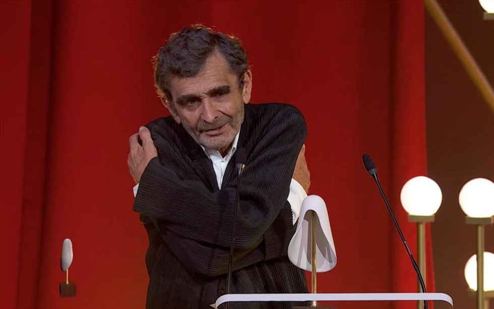 Adolfo Domínguez recoge el Premio de Honor de la Academia de la Moda Española que otorga su fundación.