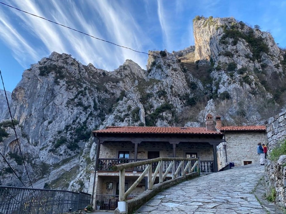 Archivo - Casa rural en Camarmeña, en el concejo de Arenas de Cabrales, Asturias, en los Picos de Europa.