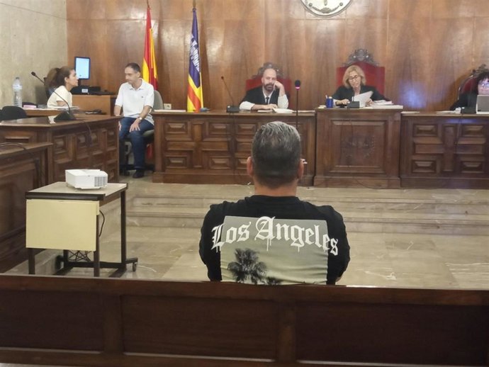 Seis años de cárcel por un supuesto delito de abuso sexual y a otros tres años por un delito de maltrato familiar.