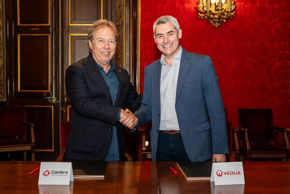 El presidente de la Cámara de Barcelona, Josep Santacreu, y el director país de Veolia en España, Daniel Tugues